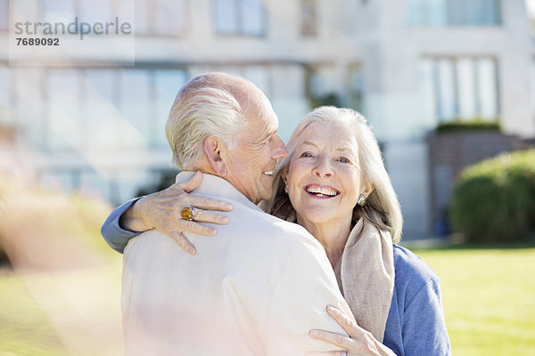 Ältere Paare umarmen sich im Freien