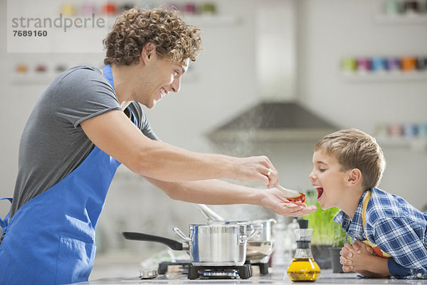 Vater und Sohn kochen in der Küche