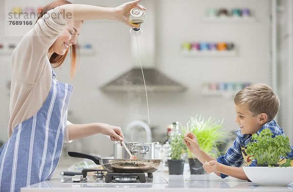 Mutter und Sohn kochen in der Küche