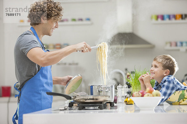 Vater und Sohn kochen in der Küche