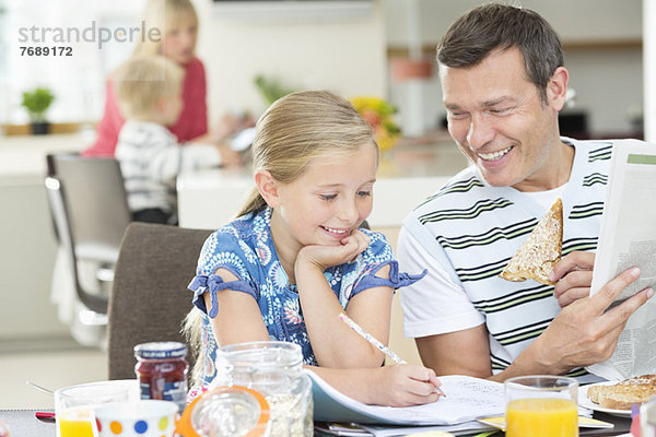 Vater und Tochter beim Frühstück