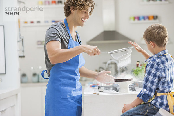 Vater und Sohn beim Backen in der Küche