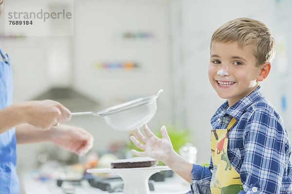 Vater und Sohn beim Backen in der Küche