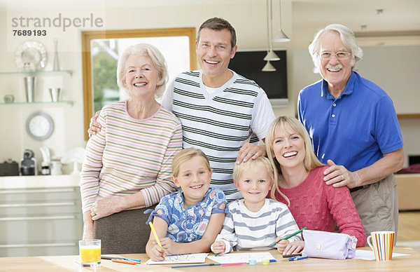 Familie lächelt gemeinsam in der Küche