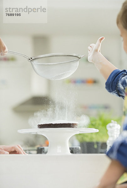 Vater und Sohn beim Backen in der Küche