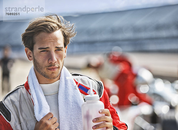 Racer mit Handtuch auf der Strecke