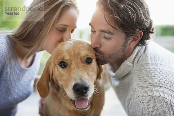 Paar küssender Hund im Haus