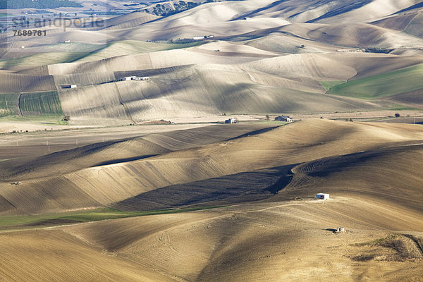 Luftaufnahme von sanften Hügeln in trockener ländlicher Landschaft