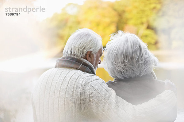 Älteres Paar steht zusammen im Park