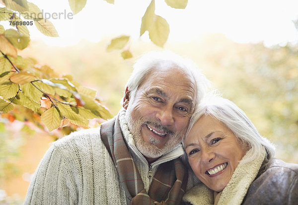Älteres Paar lächelt im Park