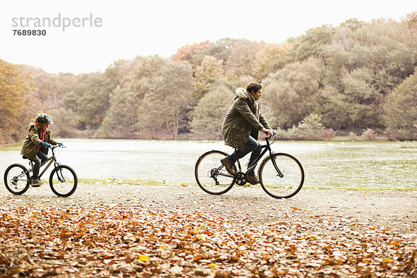 Vater und Sohn beim Fahrradfahren im Park
