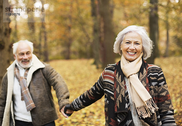 Älteres Ehepaar beim gemeinsamen Spaziergang im Park