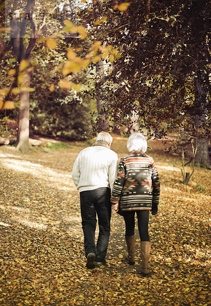 Älteres Ehepaar beim gemeinsamen Spaziergang im Park