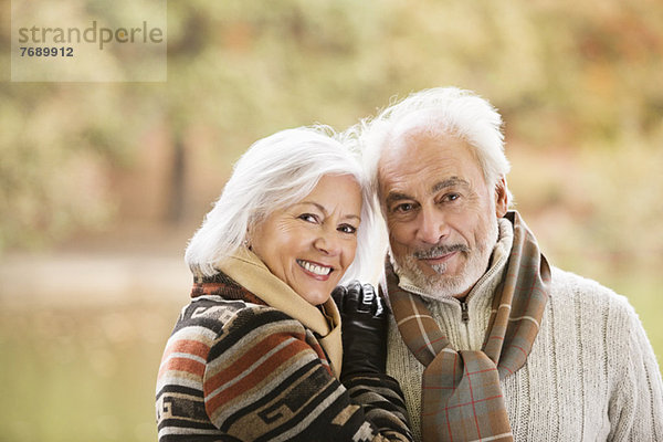 Älteres Paar lächelt zusammen im Park