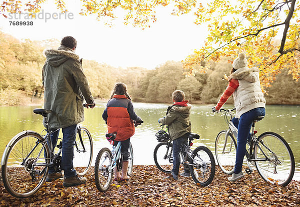 Familie sitzend auf Fahrrädern im Park