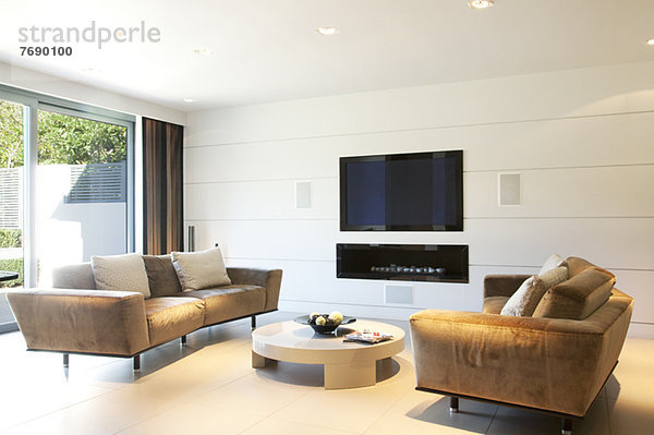 Sofas und Fernseher im modernen Wohnzimmer