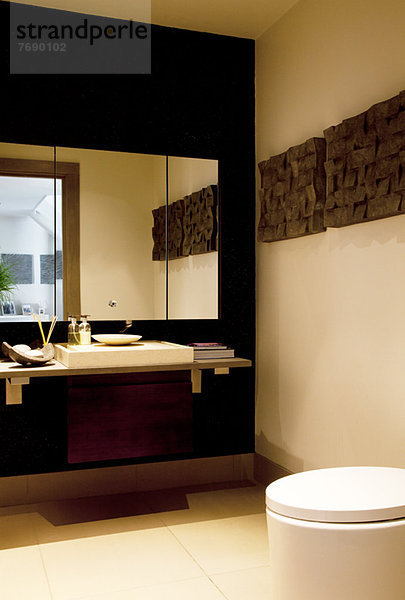 Spiegel und Waschbecken im modernen Bad