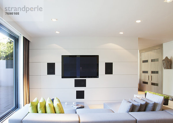 Sofa und Fernseher im modernen Wohnzimmer