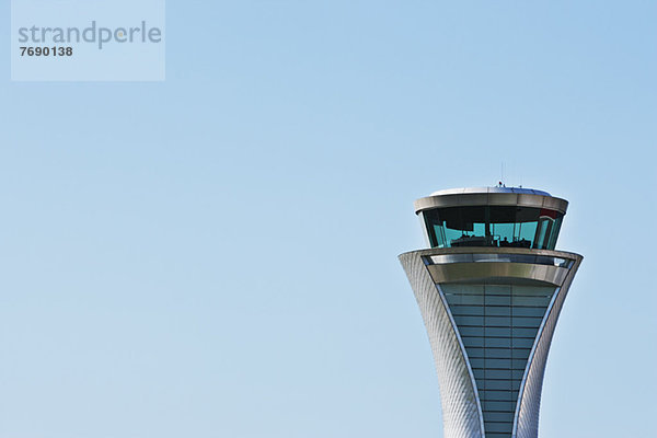 Flugsicherungsturm und blauer Himmel