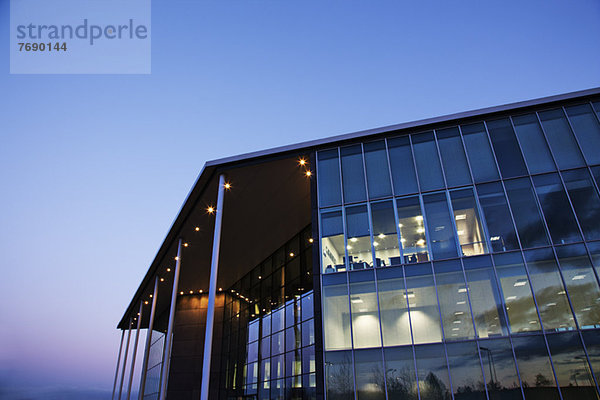 Modernes  bei Sonnenuntergang beleuchtetes Gebäude