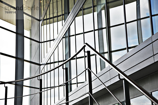 Geländer und Stufen im modernen Gebäude