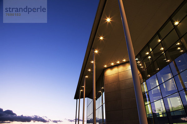 Modernes  bei Sonnenuntergang beleuchtetes Gebäude