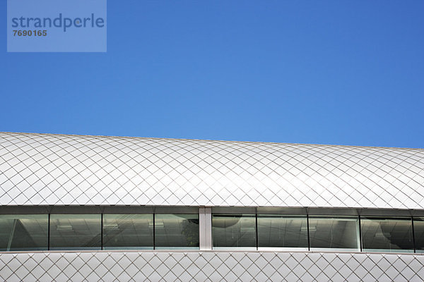 Dach eines modernen Gebäudes und blauer Himmel