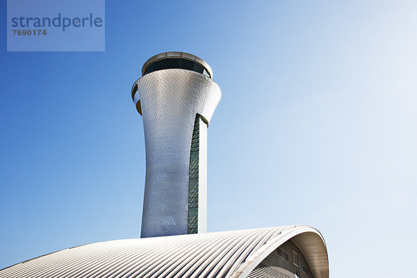 Flugsicherungsturm und blauer Himmel