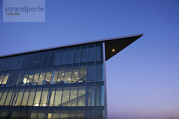 Modernes Gebäude und blauer Himmel