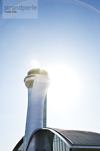 Flugsicherungsturm und blauer Himmel