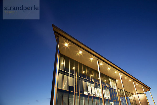 Modernes  in der Abenddämmerung beleuchtetes Gebäude