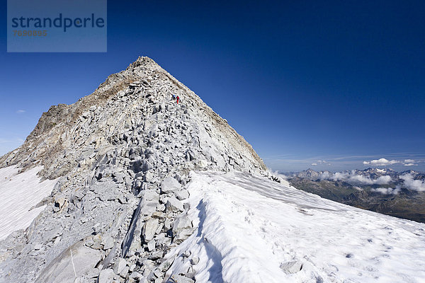 Bergsteiger beim Aufstieg zum Fernerköpfl in der Rieserfernergruppe im Pustertal  hinten der Gipfel des Fernerköpfl  Südtirol  Italien  Europa