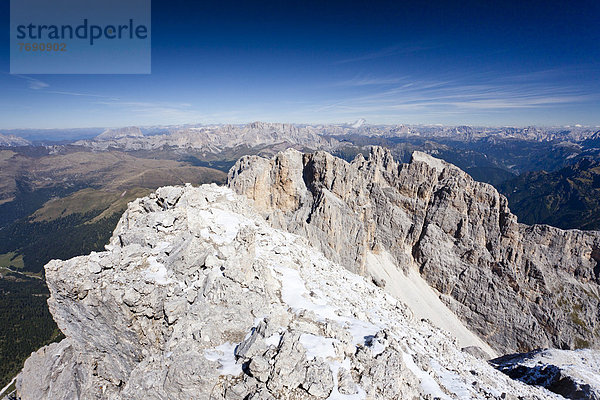 Gipfel der Cima Vezzana in der Palagruppe  hinten die Dolomiten mit der Marmolata-Südwand  Trentino  Italien  Europa