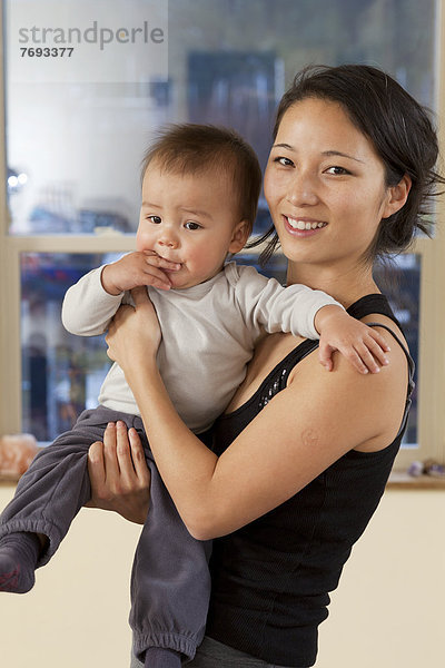 lächeln  halten  südkoreanisch  Mutter - Mensch  Baby