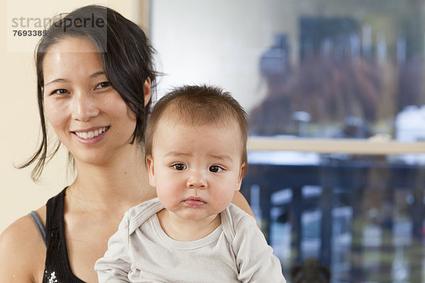 lächeln  halten  südkoreanisch  Mutter - Mensch  Baby