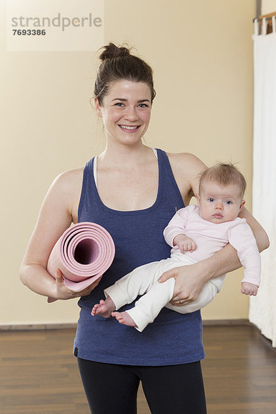 Europäer  halten  Yoga  Studioaufnahme  Mutter - Mensch  Baby