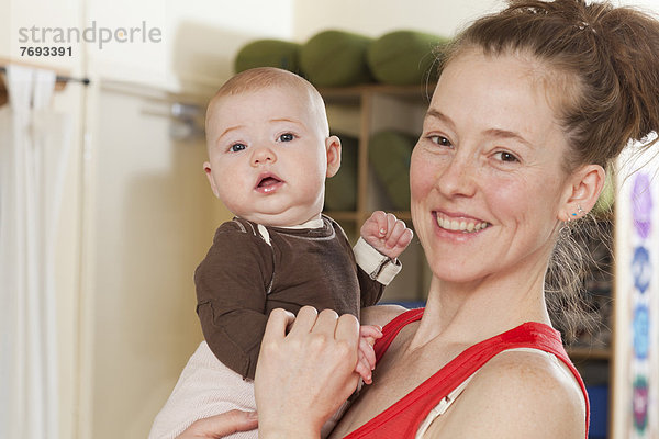 lächeln  halten  Yoga  Studioaufnahme  Mutter - Mensch  Baby