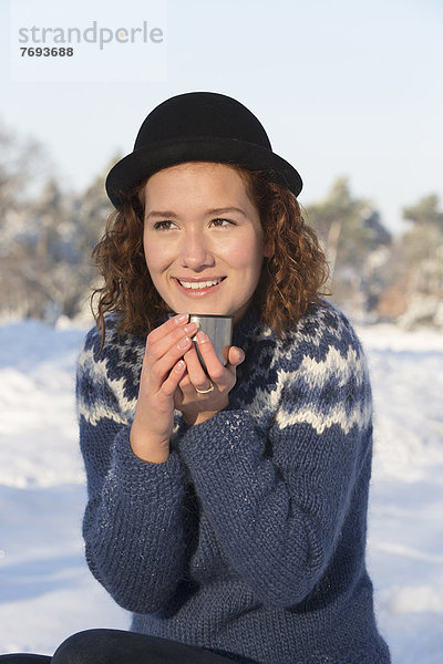 Europäer  Frau  trinken  Kaffee  Schnee