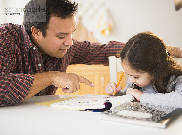 Vater Tochter Hilfe bei Hausaufgaben