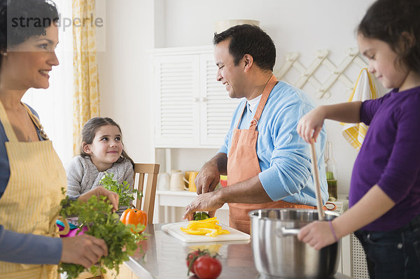 Familie Kochen zusammen in Küche