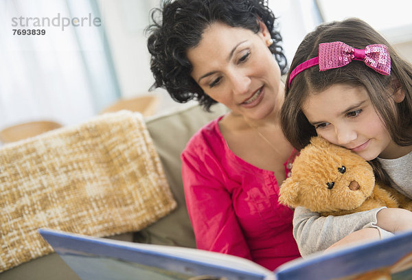 Zusammenhalt  Couch  Tochter  Mutter - Mensch  vorlesen