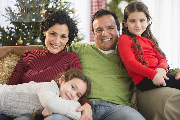 Glückliche Familie auf der Couch