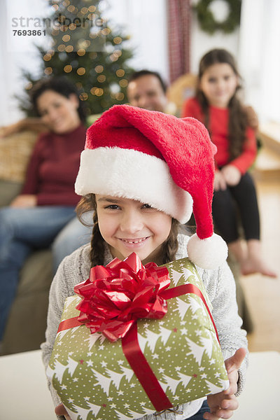 Geschenk  Hut  halten  Weihnachten  Mädchen