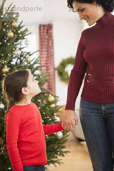 Baum  halten  Weihnachten  Tochter  Mutter - Mensch