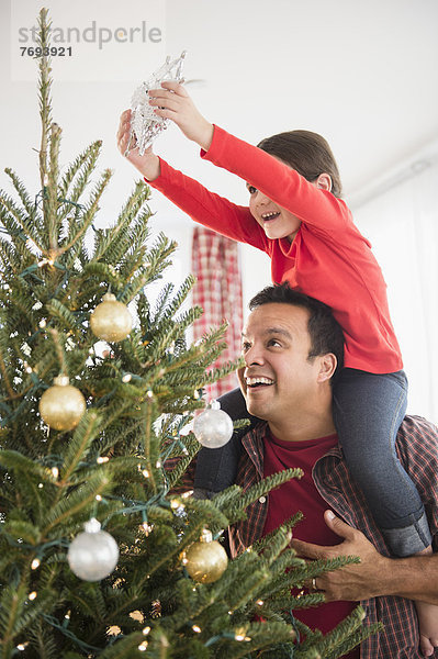 Menschlicher Vater  Baum  Weihnachten  schmücken  Tochter