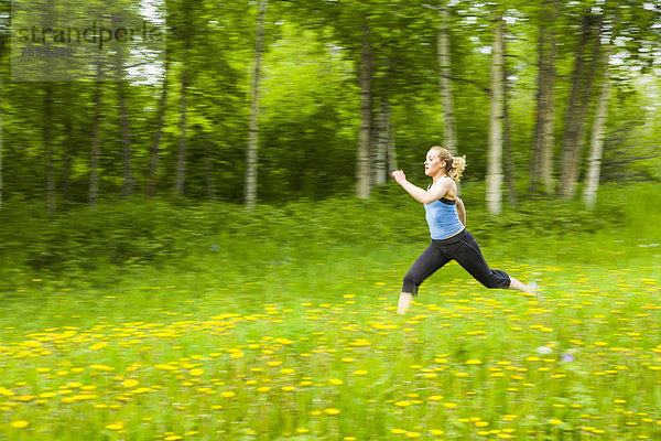Europäer  Frau  rennen  groß  großes  großer  große  großen  Ansicht  Bewegungsunschärfe  Gras