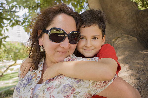 tragen  Sohn  Hispanier  huckepack  Mutter - Mensch