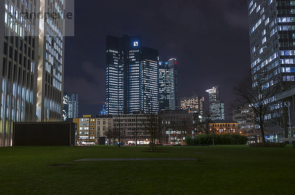 Erleuchtete Hochhäuser von Frankfurt am Main bei Dämmerung