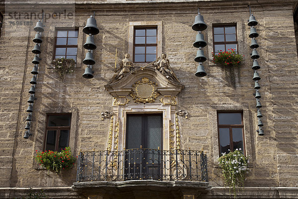 Glockenspiel an der Fassade vom Rathaus