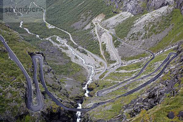 Trollstigen  eine der bekanntesten norwegischen Touristen-Strecken  Åndalsnes  Møre og Romsdal  Norwegen  Nordeuropa